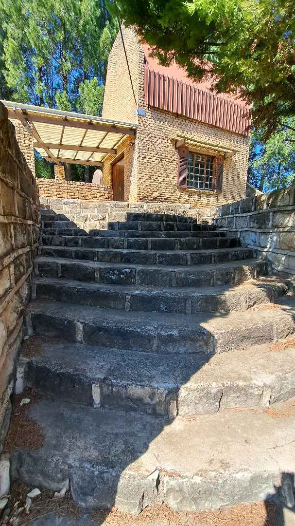 8 Bedroom Property for Sale in Clarens Free State